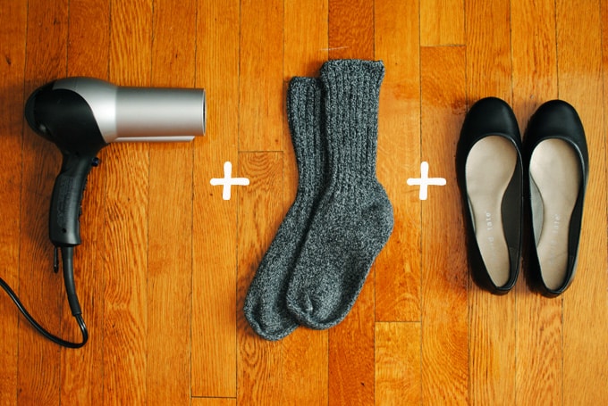 5. Sepatu kesempitan? Manfaatkan kaos kaki dan hairdyer